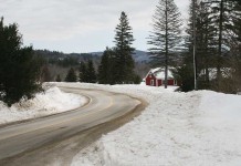 How to make a winter car emergency kit winter road