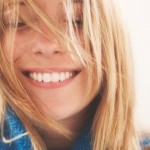 A (plain) face in a crowd woman messy hair face