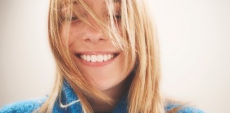 A (plain) face in a crowd woman messy hair face