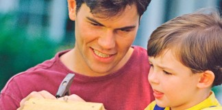 Building nest boxes for backyard birds birdhouse