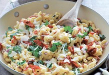 Garlic Cream Pasta with Sun-Dried Tomatoes and Basil