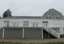 Love grows among the apple blossoms at Varian Orchards Varian Orchard barn