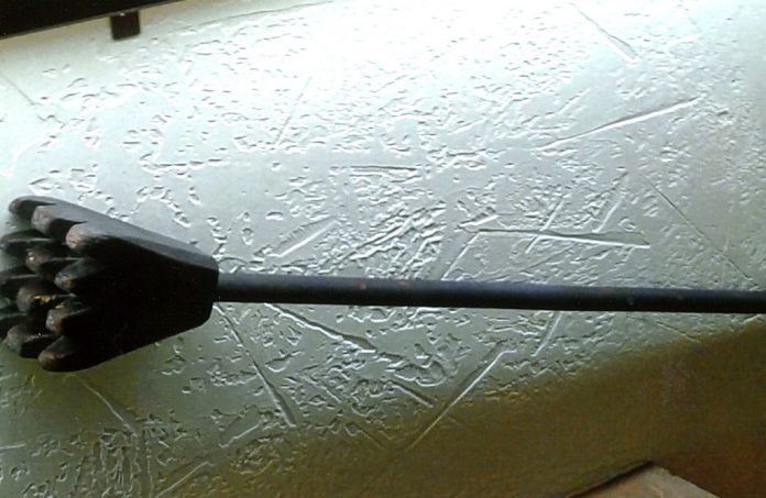 Item 1088 has a pyramid shaped head that is about 4 inches at its base with ridges and teeth on the bottom. The head tapers back into a long cylindrical pole.