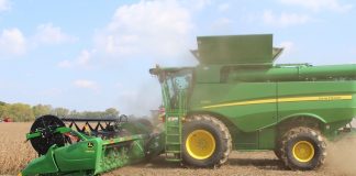 Farmers can be ‘cautiously optimistic’ about 2018 combining soybeans