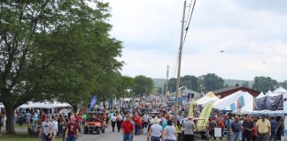 crowds-at-ag-progress-days