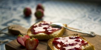 Healthy, safe lunch options for back to school peanut butter and jelly
