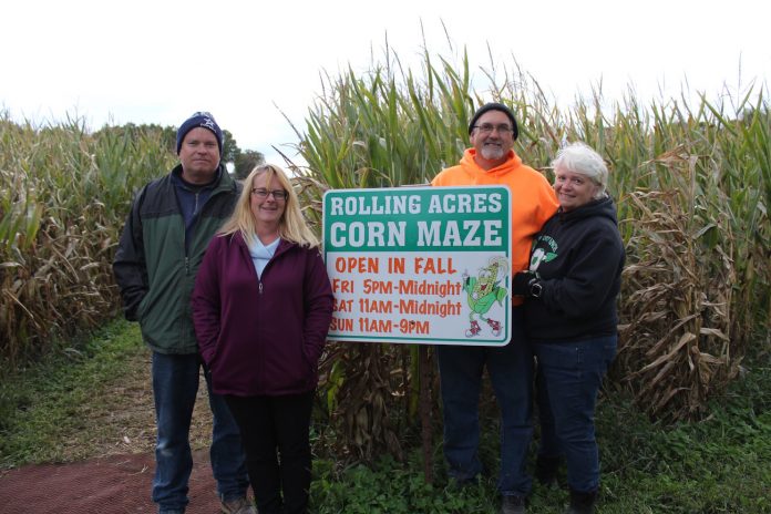 corn-maze-1 siblings run corn maze