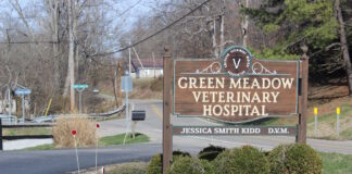 A sign outside of a veterinary hospital